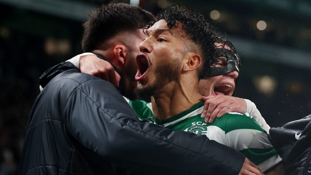 Luis Javier Suárez celebrando su agónico gol con el Sporting de Lisboa