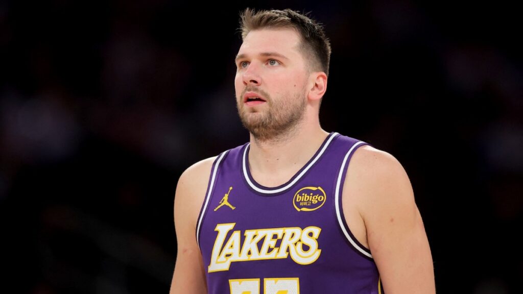 Alerta en Lakers: Luka Doncic se lesiona y abandona el juego de lakers y 76ers