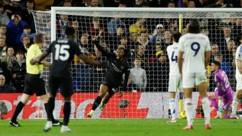 Manchester City vence al Leeds y sigue la presión sobre Arsenal