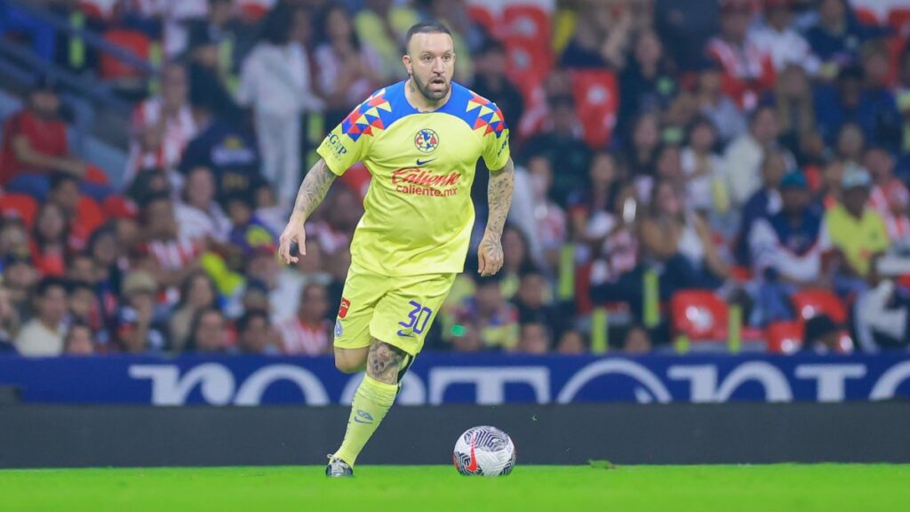Matías Vuoso durante el partido de leyendas en beneficio de los damnificados por el huracán Otis en Guerrero. Imago 7
