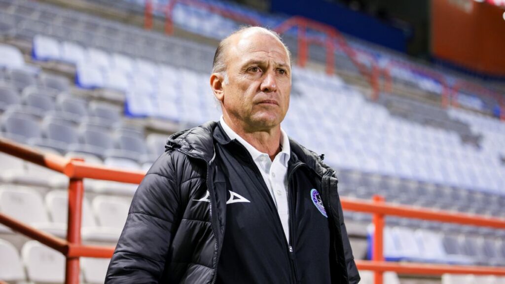 Entrenador de Mazatlán Femenil denuncia viajes de hasta 17 horas que 'dejan muertas' a sus jugadoras