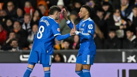 Mbappé vuelve a marcar y el Real Madrid sigue al acecho del Barcelona