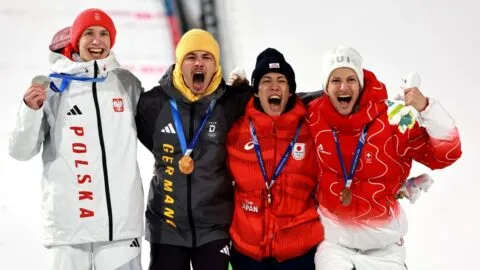 Philipp Raimund conquista el oro en salto de esquí; en una final marcada por un empate en el podio