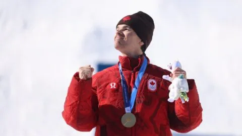 Canadá gana su primer oro de Milano Cortina 2026 con Mikael Kingsbury en esquí freestyle moguls dobles