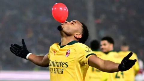 Milan golea al Bolonia y se mantiene al acecho del Inter en la Serie A