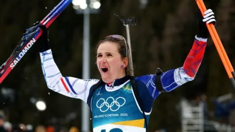 Julia Simon y Lou Jeanmonnot hacen el 1-2 para Francia en el biatlón 15km individual femenil