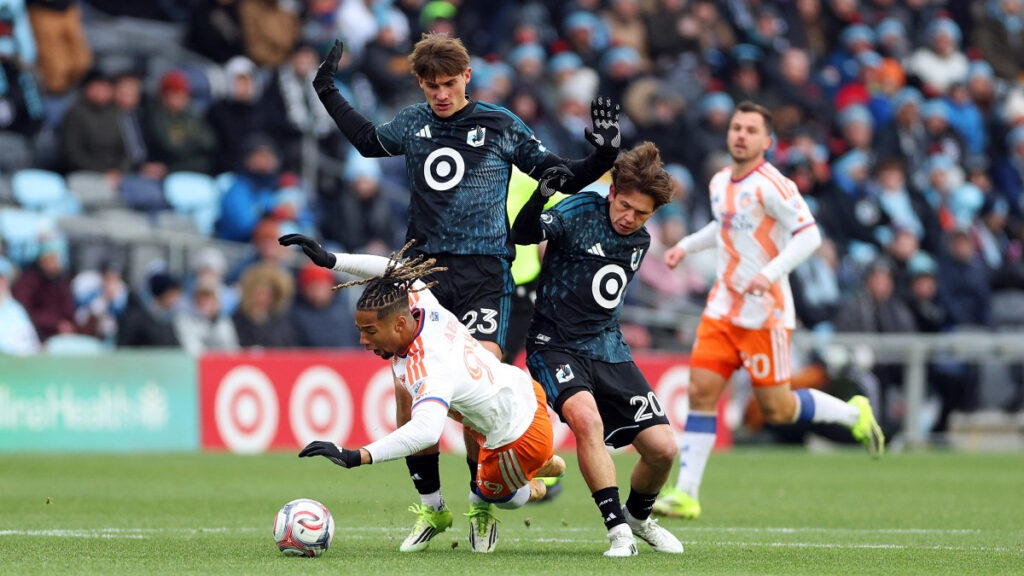Morris Duggan y Ayoub Jabbari disputan la pelota. - David Berding, Getty Images, vía AFP.