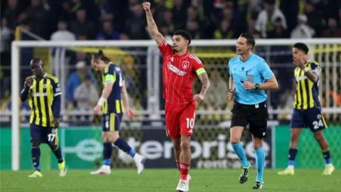 Nottingham Forest golea y deja contra las cuerdas al Fenerbahce de Edson Álvarez en la Europa League