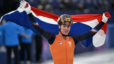 Jens van't Wout gana el oro patinaje velocidad en pista corta 1,000 m varonil con un final de fotografía