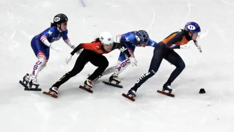 Zhang Chutong provoca hasta tres caídas y es excluida del patinaje de velocidad
