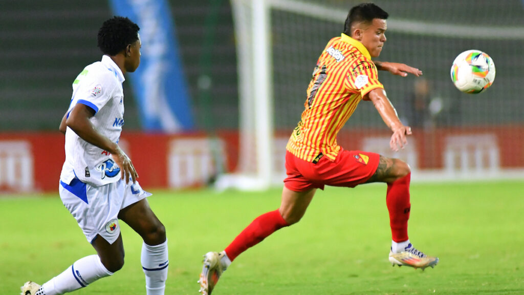 Hervin Goyes y Wálmer Pacheco disputan la pelota. - Vizzor Image.