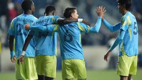 Philadelphia le pasa por encima a Defence Force y se cita con el América en los octavos de final