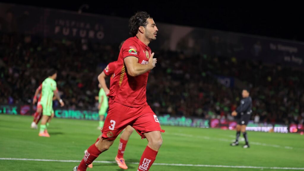 Antonio ‘Pollo’ Briseño  en festejo de gol, durante el partido correspondiente a la ida de los Cuartos de Final del torneo Apertura 2025. Imago 7