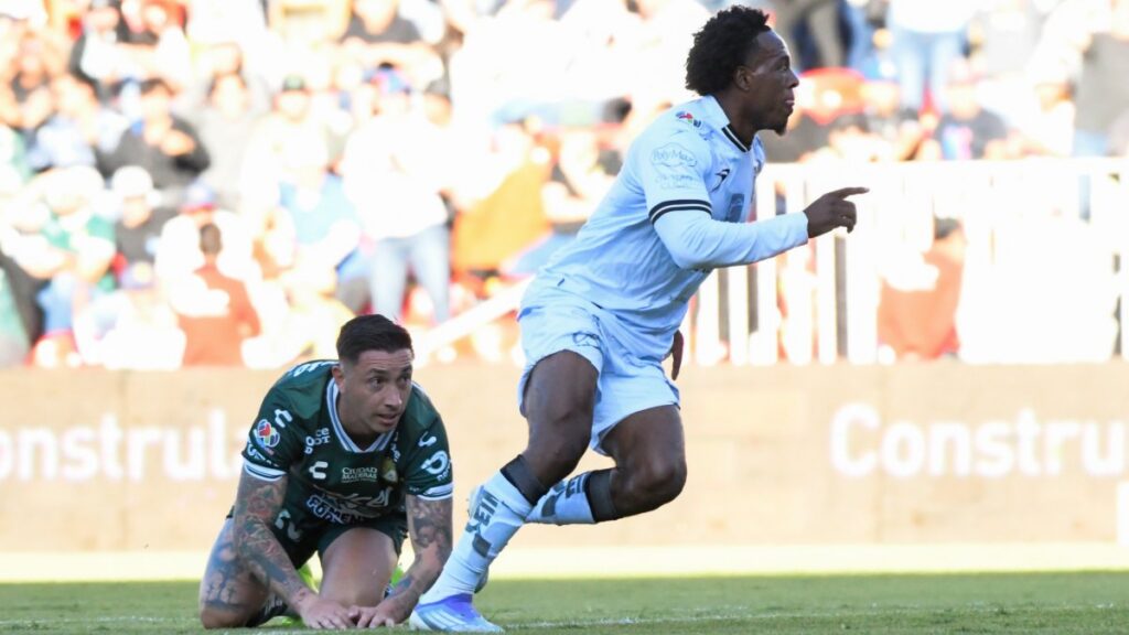 Jhojan Julio festeja su doblete ante el León. Imago 7