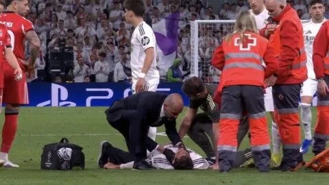 Raúl Asencio enciende las alarmas del Real Madrid tras un choque de cabezas con Camavinga