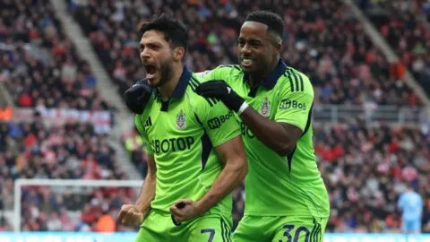 Raúl Jiménez se luce con doblete y encamina la victoria del Fulham sobre el Sunderland