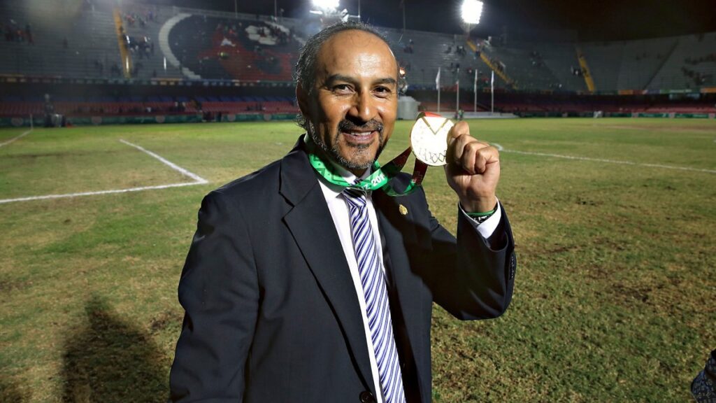 Raúl ‘Potro’ Gutiérrez, Director Técnico de México festeja con su medalla de oro, durante la final del Futbol Varonil de los Juegos Centroamericanos y del Caribe Veracruz 2014. Imago 7