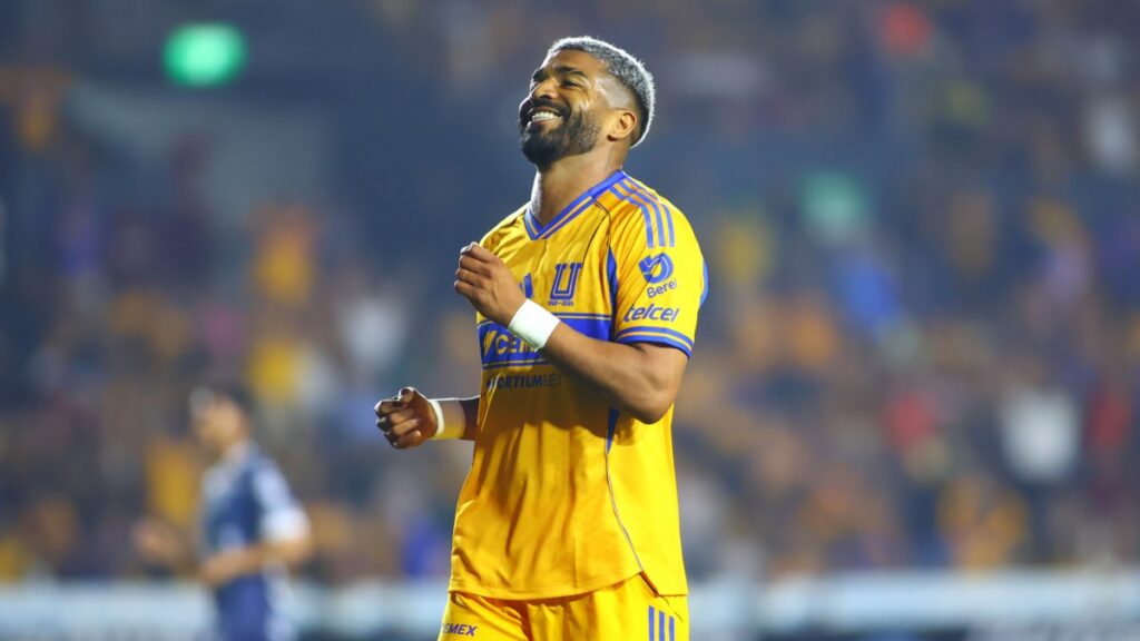 Rodrigo Aguirre durante el partido de Tigres vs Pachuca