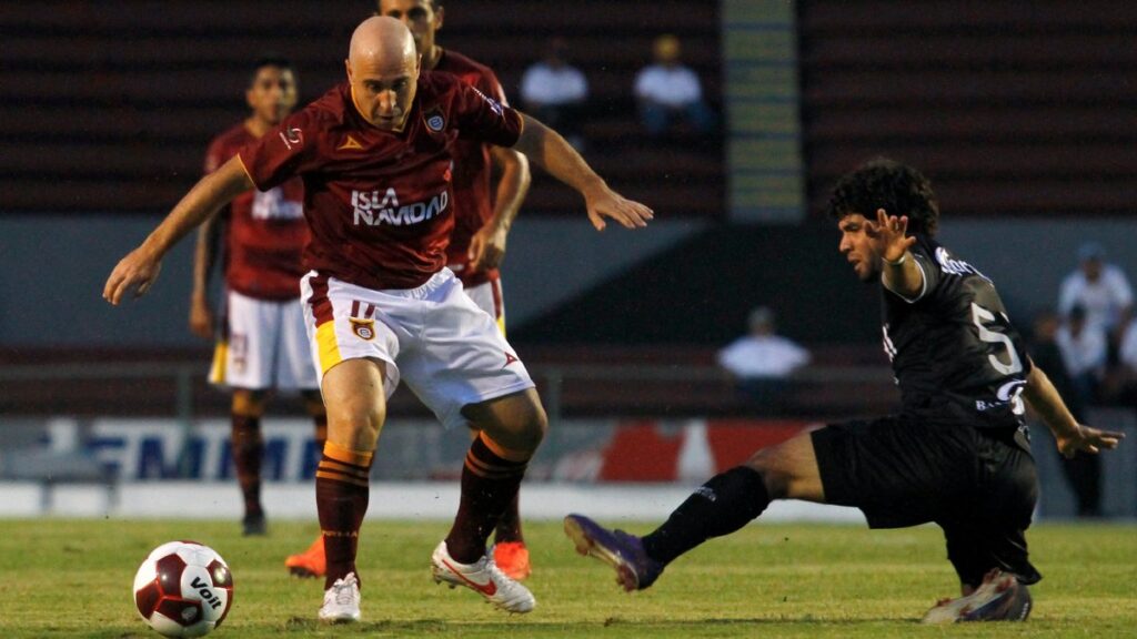 Rodrigo ‘Pony’ Ruiz de Estudiantes y Francisco Dorame de Toros Neza durante el partido correspondiente a la jornada 7 del torneo Apertura 2012. Imago 7