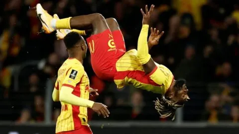 Con un gol de Saint-Maximin, el Lens se impone al Rennes y toma el liderato de la Ligue 1