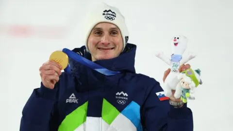 Domen Prevc suma un oro más en Milano Cortina 2026 tras su victoria en trampolín largo individual