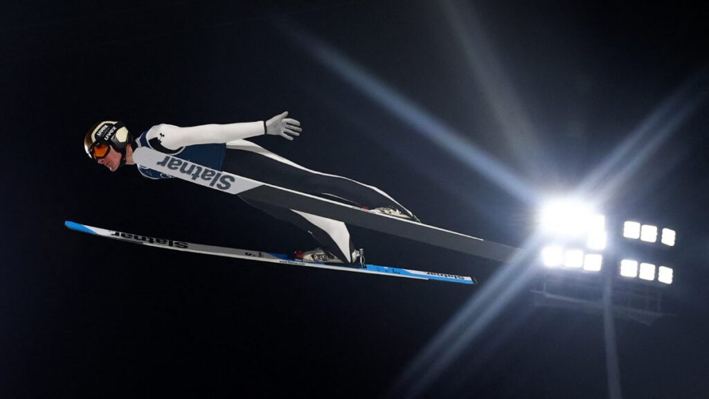 Domen Prevc suma un oro más en Milano Cortina 2026 tras su triunfo en trampolín largo individual