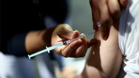 Alerta por sarampión en México: estaciones del Metro y Metrobús donde aplican la vacuna y horarios