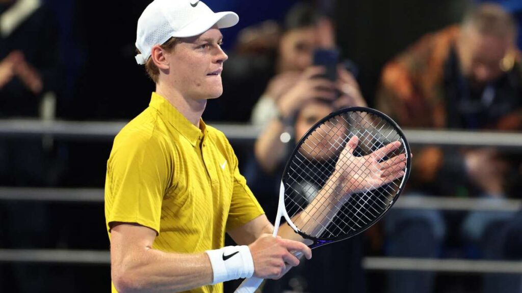 Jannik Sinner gana en su primer partido en Doha