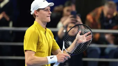 Jannik Sinner arrolla en su regreso a las canchas