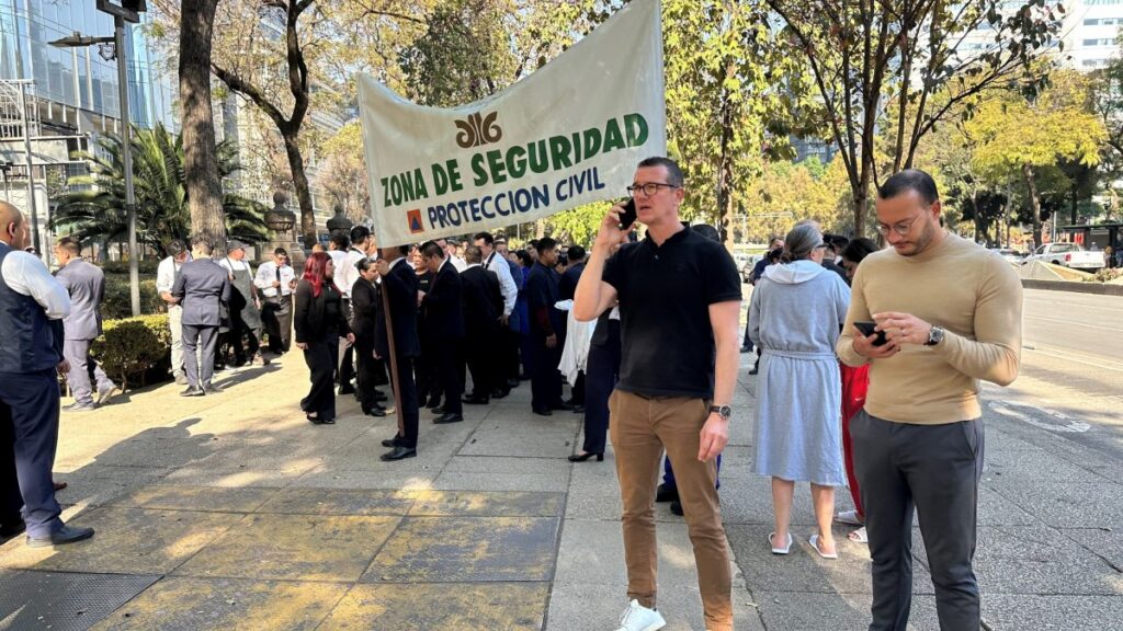 Personas en CDMX al escuchar la alerta sísmica