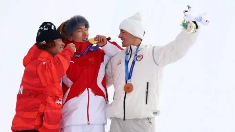 China celebra el oro de Su Yiming en una final dramática del snowboard de Milano Cortina 2026