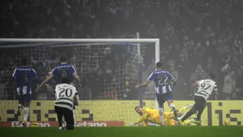 Sporting de Lisboa sale con vida del Do Dragao