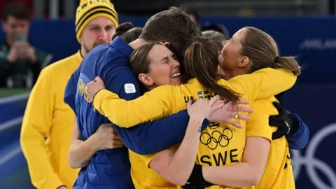 Suecia supera a Canadá en semifinales y asegura el podio en el curling femenil de Milano Cortina