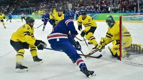 Estados Unidos vence a Suecia en tiempo extra y avanza a las semifinales del hockey varonil