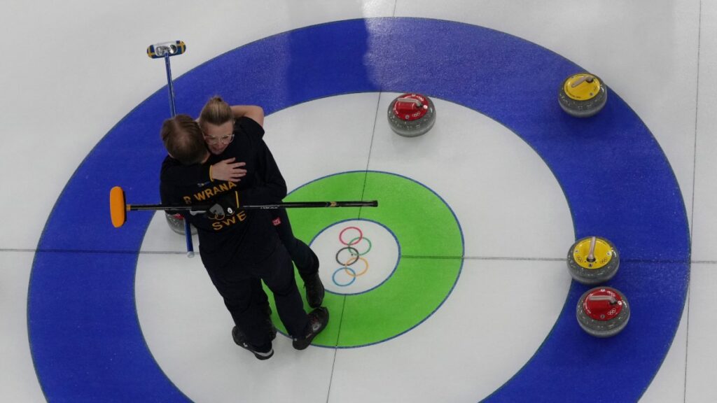Suecia en festejo de victoria en el curling