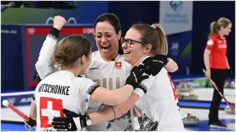 Suiza ‘congela’ a Estados Unidos y sueña con el oro en el curling femenil de Milano Cortina 2026