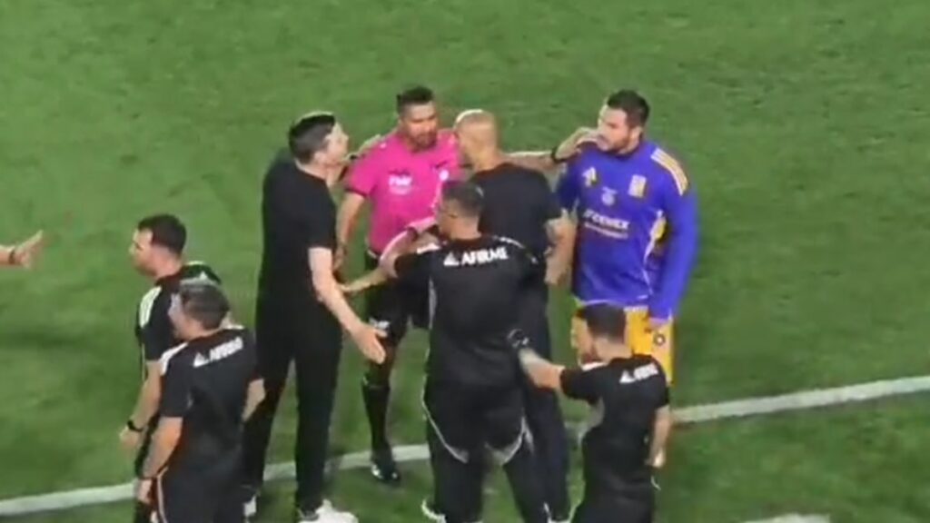 ¡Tensión en El Volcán! Se vacían las bancas en Tigres vs Pachuca por gol anulado a Salomón Rondón