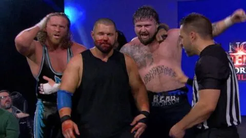 The System se lleva la victoria en caótica pelea ante Moose, Mike Santana y The Hardys