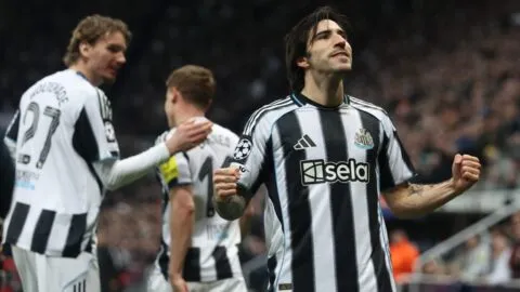 Newcastle manda a casa al Qarabag y confirma su presencia en los octavos de la Champions League