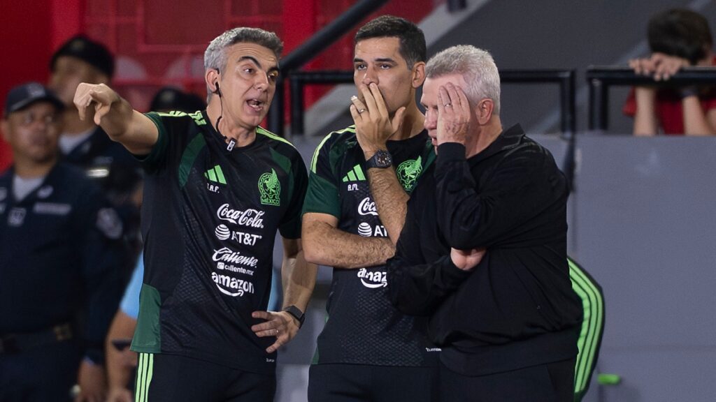 Toni Amor con Javier Aguirre y Rafa Márquez