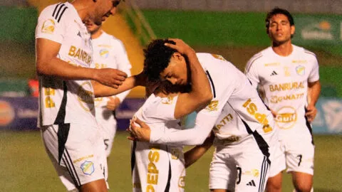 Comunicaciones reacciona a tiempo y remonta sobre Mictlán