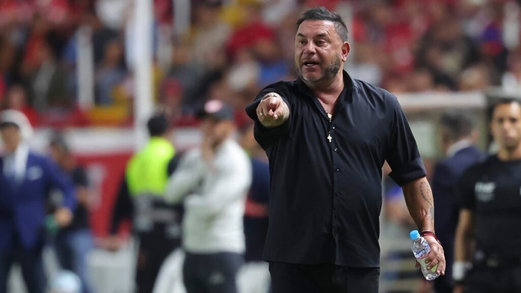 El Turco Mohamed en partido con el Toluca