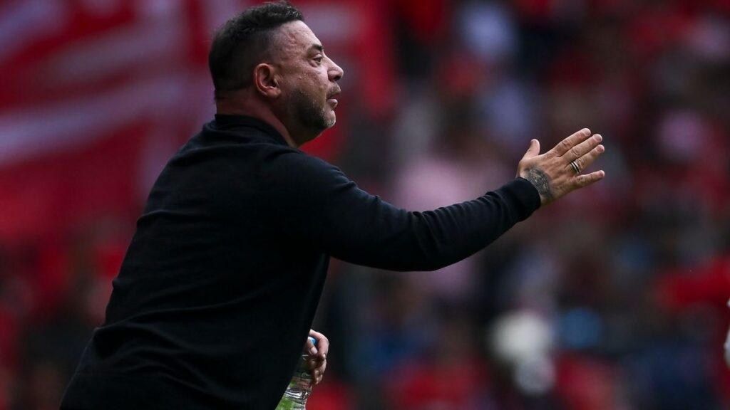 Turco Mohamed carga contra los partidos de México