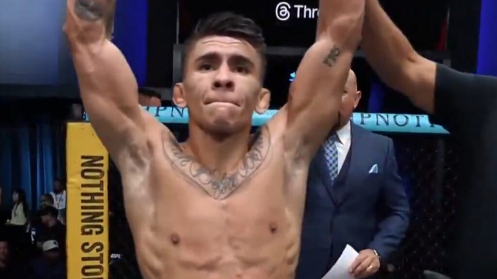 Mario Bautista logra espectacular sumisión sobre Oliveira en UFC Vegas 113