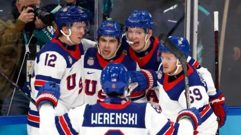 Estados Unidos aplasta a Eslovaquia y jugará la final del hockey varonil ante Canadá