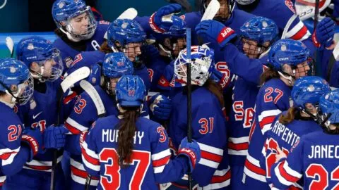 Estados Unidos golea a Suecia en semifinales y apunta al oro en hockey femenil