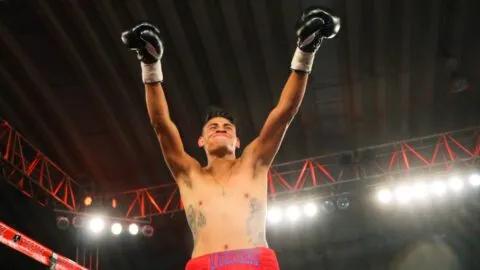 Vaquero Navarrete vence por nocaut a sugar Núñez y es el campeón unificado del peso superpluma