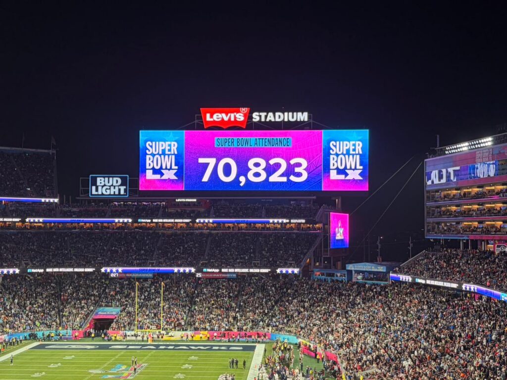 Aficionados con boleto en el Super Bowl. Claro Sports