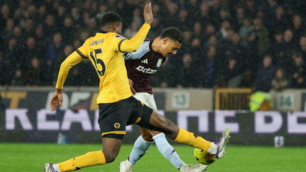 Yerson Mosquera líder de la defensa del Wolverhampton ante Aston Villa