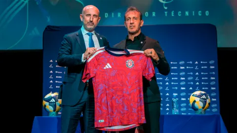 Batista fue presentado oficialmente en Costa Rica y ya enfrenta su primer gran problema